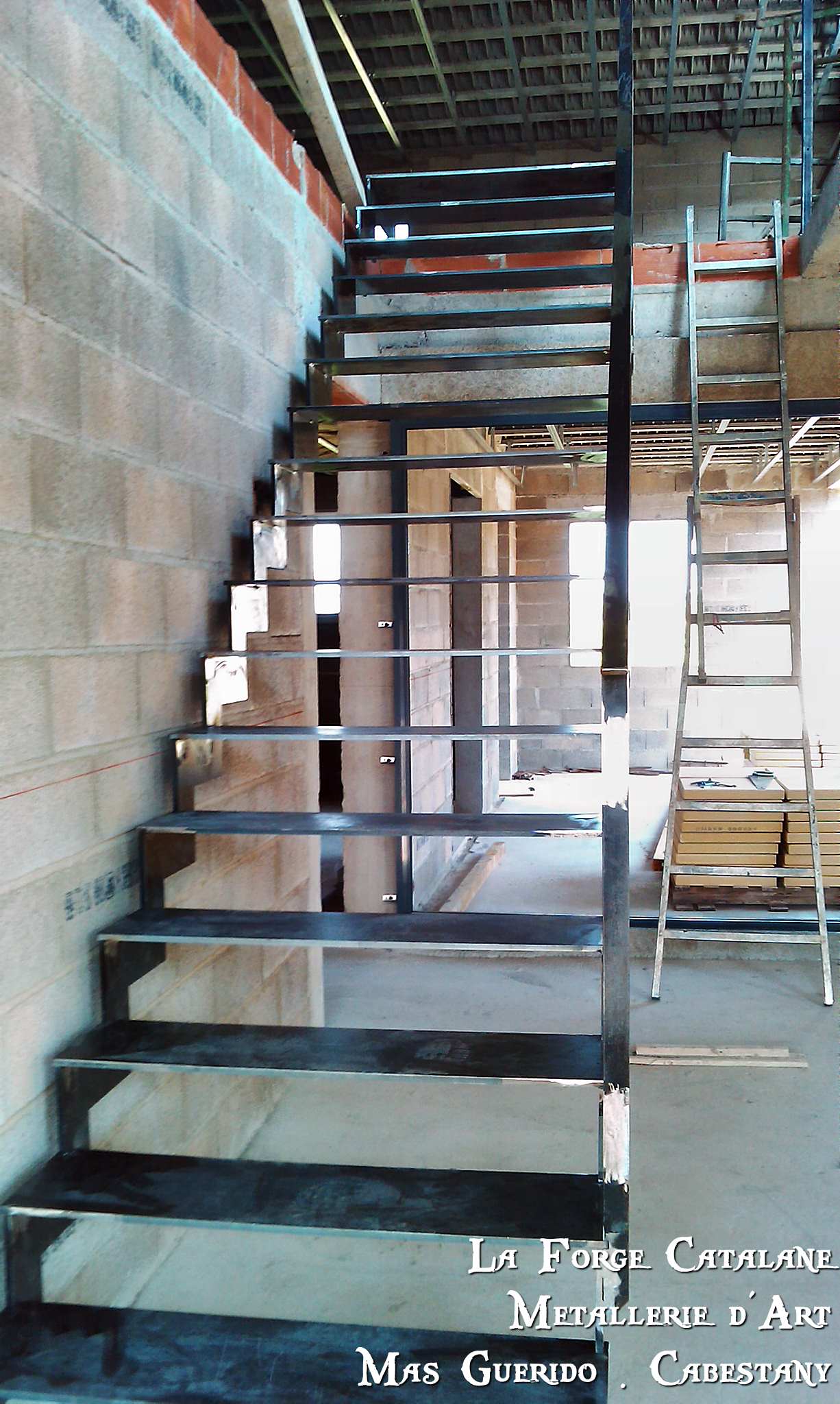 escalier limons cremaillere double decoupe laser marches fer 02 forge catalane.jpg